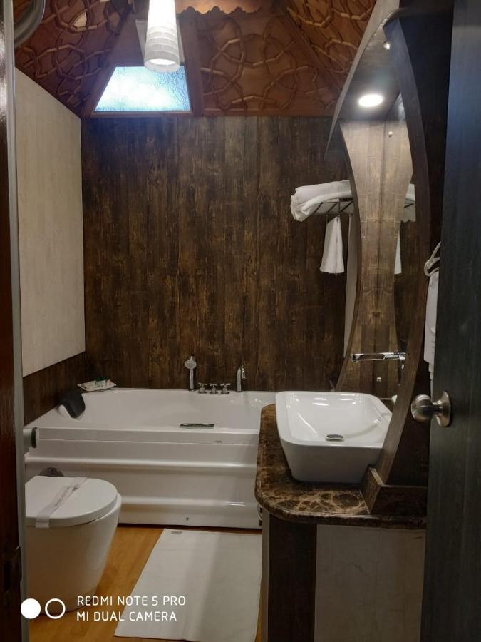 The Mughal Sheraton Houseboat Hotel Durgjan Exterior foto